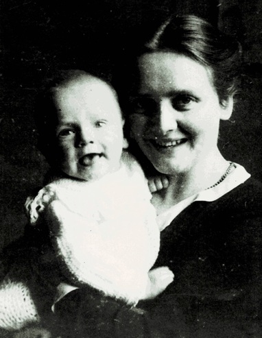 Mein Vater auf dem Arm seiner Mutter 1925