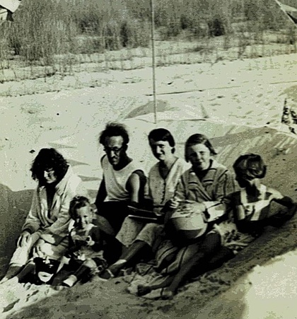 Oma und Opa (li) Voigtländer mit meiner Mutter und Freunden am Strand, 1933
